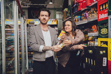 Daniel Schütter und Ayla Yeginer, Ernst Deutsch Theater © Timmo Schreiber