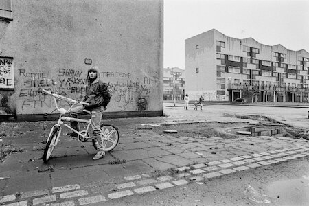 Spielende Kinder, Edinburgh, 1987-90 &copy; Frank Raffles Estate