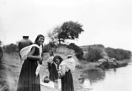Wasserträgerinnen am Fluss, 1906 &copy; MARKK-Paul Schimweg