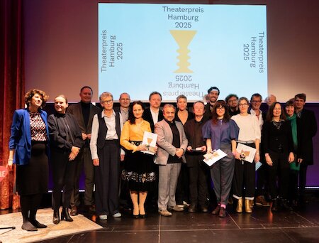 Theaterpreis Hamburg: Preisträger mit Jury und Kultur-Senator &copy; Max Cremerius